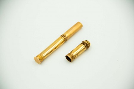 Porta-Lacre em ouro amarelo com relevos e preparado para sinete.